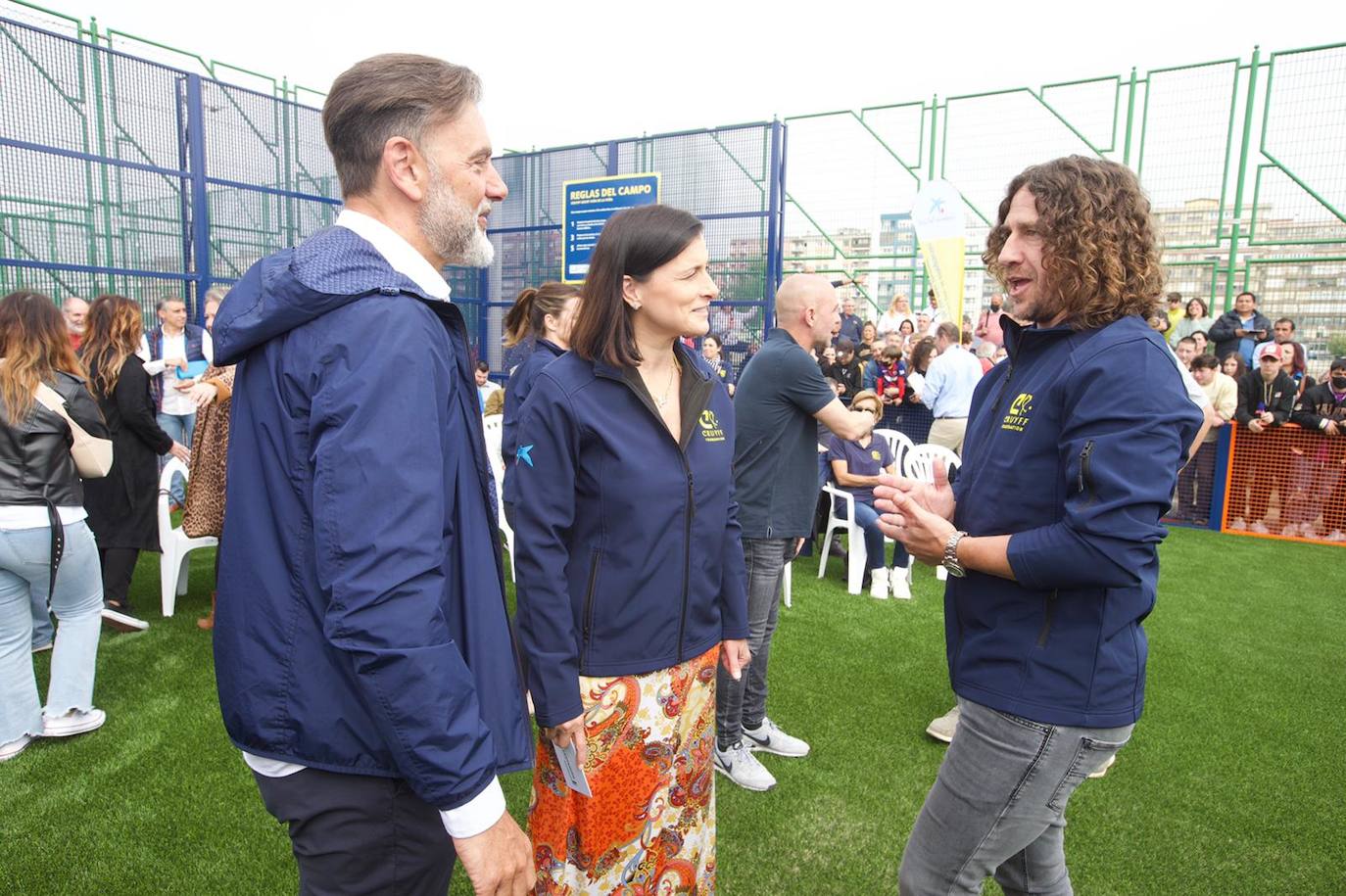 El Barrio Pesquero estrena nuevo campo de césped artificial, de uso público y a disposición de todos los vecinos, gracias a la Fundación Cruyff, Fundación La Caixa y el Ayuntamiento de Santander, a través del Instituto Municipal de Deportes. En el acto han participado Susila Cruyff, presidenta de la Fundación Cruyff; el santanderino Iván de la Peña, embajador de la Fundación Cruyff; Carles Puyol, patrón de la Fundación Cruyff; Alejandro Fernández, responsable comercial de Educación y Marketing de la Fundación La Caixa; escolares santanderinos y vecinos del barrio