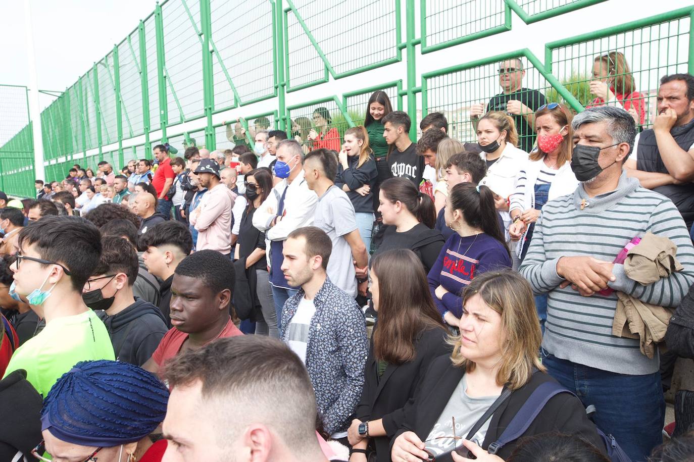 El Barrio Pesquero estrena nuevo campo de césped artificial, de uso público y a disposición de todos los vecinos, gracias a la Fundación Cruyff, Fundación La Caixa y el Ayuntamiento de Santander, a través del Instituto Municipal de Deportes. En el acto han participado Susila Cruyff, presidenta de la Fundación Cruyff; el santanderino Iván de la Peña, embajador de la Fundación Cruyff; Carles Puyol, patrón de la Fundación Cruyff; Alejandro Fernández, responsable comercial de Educación y Marketing de la Fundación La Caixa; escolares santanderinos y vecinos del barrio