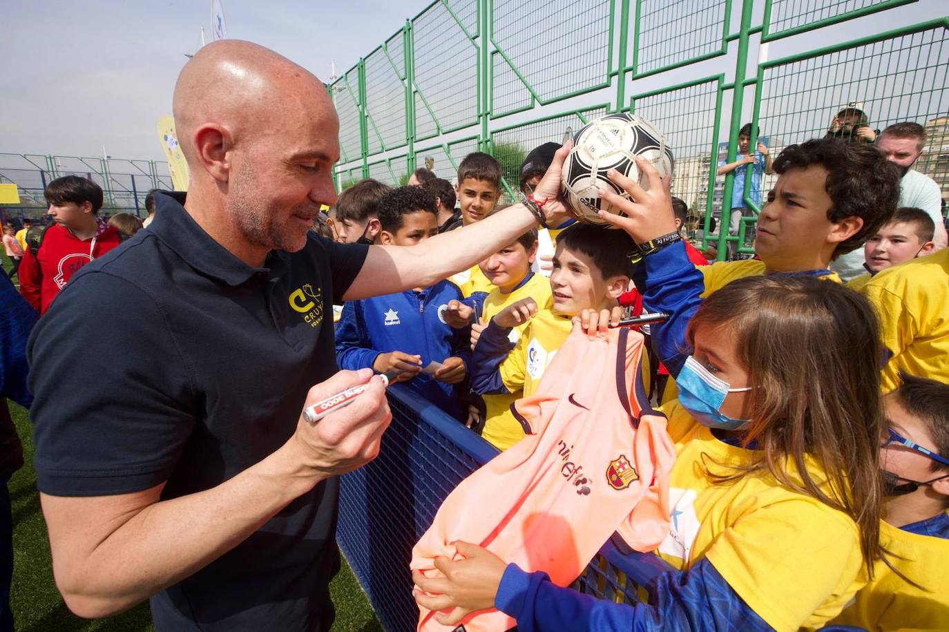 El Barrio Pesquero estrena nuevo campo de césped artificial, de uso público y a disposición de todos los vecinos, gracias a la Fundación Cruyff, Fundación La Caixa y el Ayuntamiento de Santander, a través del Instituto Municipal de Deportes. En el acto han participado Susila Cruyff, presidenta de la Fundación Cruyff; el santanderino Iván de la Peña, embajador de la Fundación Cruyff; Carles Puyol, patrón de la Fundación Cruyff; Alejandro Fernández, responsable comercial de Educación y Marketing de la Fundación La Caixa; escolares santanderinos y vecinos del barrio