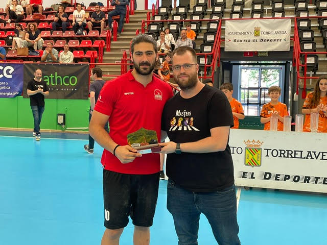 El equipo que dirige Dani Hernández ha cerrado la temporada perfecta tras conseguir el ascenso a Primera Nacional tras cerrar invicto el sector nacional que disputaron durante este fin de semana en el Vicente Trueba. Los naranjas contaron sus partidos por victorias tras ganar en la primera jornada al Indupor Porriño (31-28), en la segunda al Indupime Basauri (33-31) y en la última al Grupo Dromedario Viana (29-15)