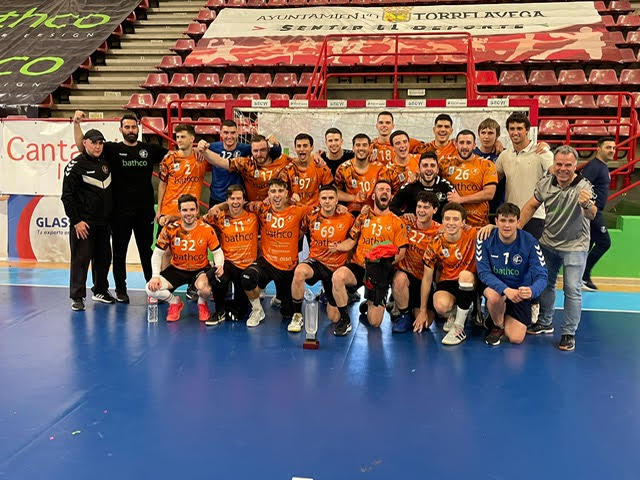 El equipo que dirige Dani Hernández ha cerrado la temporada perfecta tras conseguir el ascenso a Primera Nacional tras cerrar invicto el sector nacional que disputaron durante este fin de semana en el Vicente Trueba. Los naranjas contaron sus partidos por victorias tras ganar en la primera jornada al Indupor Porriño (31-28), en la segunda al Indupime Basauri (33-31) y en la última al Grupo Dromedario Viana (29-15)