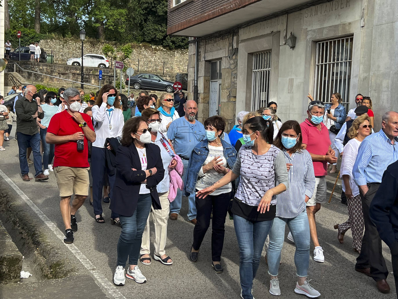 Numerosos vecinos se unieron a la procesión. 