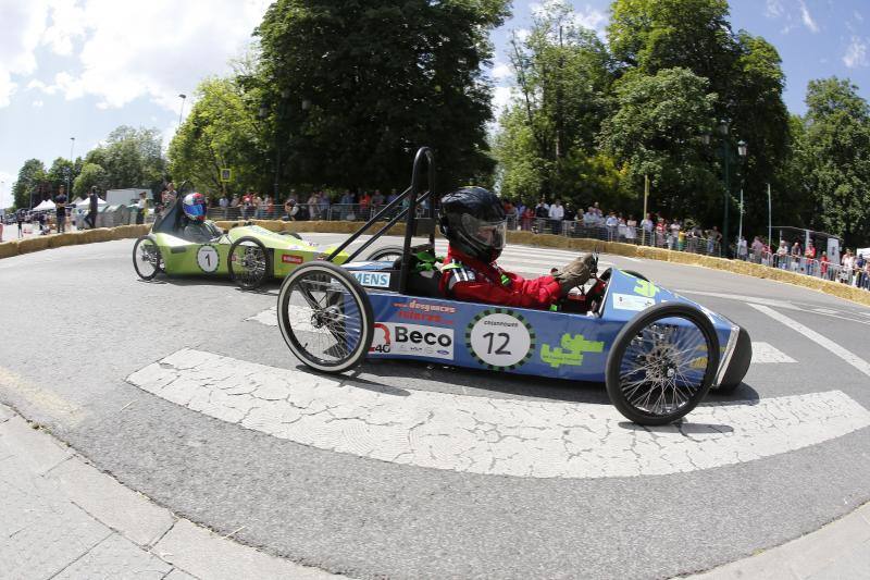 Este domingo, la Avenida de España de Torrelavega ha acogido el circuito 'Greenpower Iberia-Bridgestone', una prueba en la que participan 11 equipos de estudiantes procedentes de Cantabria, País Vasco, Galicia y Asturias, y en la que se compite con coches eléctricos y ecológicos construidos por ellos mismos.