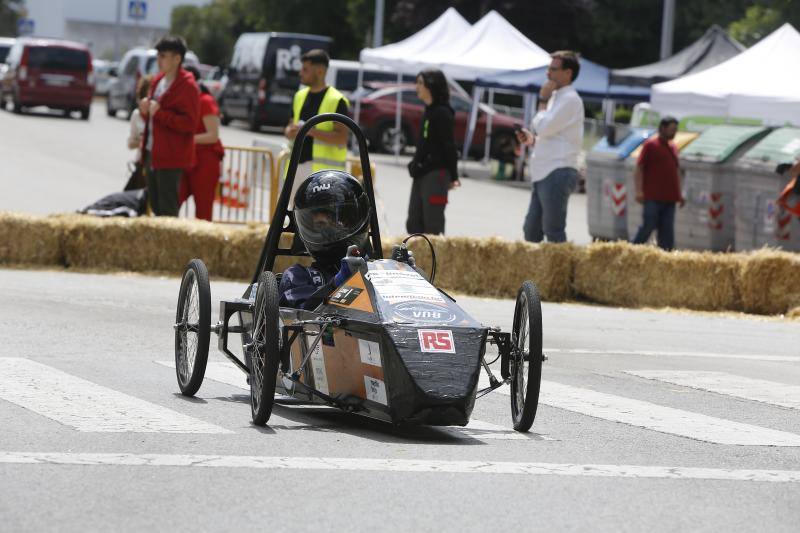 Este domingo, la Avenida de España de Torrelavega ha acogido el circuito 'Greenpower Iberia-Bridgestone', una prueba en la que participan 11 equipos de estudiantes procedentes de Cantabria, País Vasco, Galicia y Asturias, y en la que se compite con coches eléctricos y ecológicos construidos por ellos mismos.