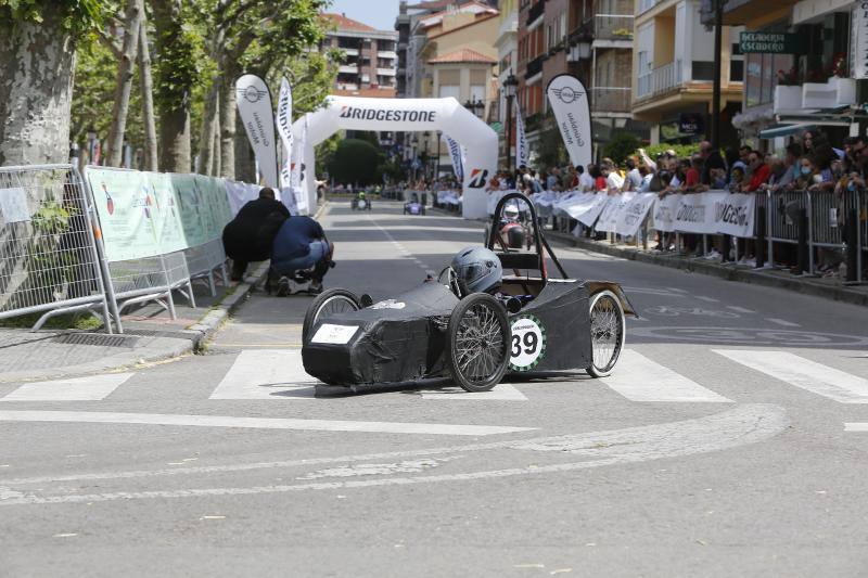 Este domingo, la Avenida de España de Torrelavega ha acogido el circuito 'Greenpower Iberia-Bridgestone', una prueba en la que participan 11 equipos de estudiantes procedentes de Cantabria, País Vasco, Galicia y Asturias, y en la que se compite con coches eléctricos y ecológicos construidos por ellos mismos.