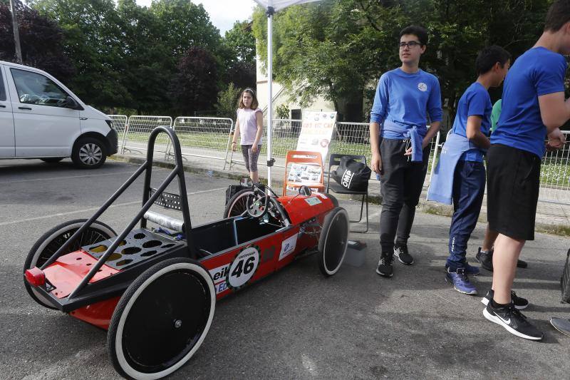 Este domingo, la Avenida de España de Torrelavega ha acogido el circuito 'Greenpower Iberia-Bridgestone', una prueba en la que participan 11 equipos de estudiantes procedentes de Cantabria, País Vasco, Galicia y Asturias, y en la que se compite con coches eléctricos y ecológicos construidos por ellos mismos.