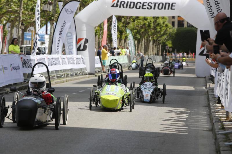 Este domingo, la Avenida de España de Torrelavega ha acogido el circuito 'Greenpower Iberia-Bridgestone', una prueba en la que participan 11 equipos de estudiantes procedentes de Cantabria, País Vasco, Galicia y Asturias, y en la que se compite con coches eléctricos y ecológicos construidos por ellos mismos.