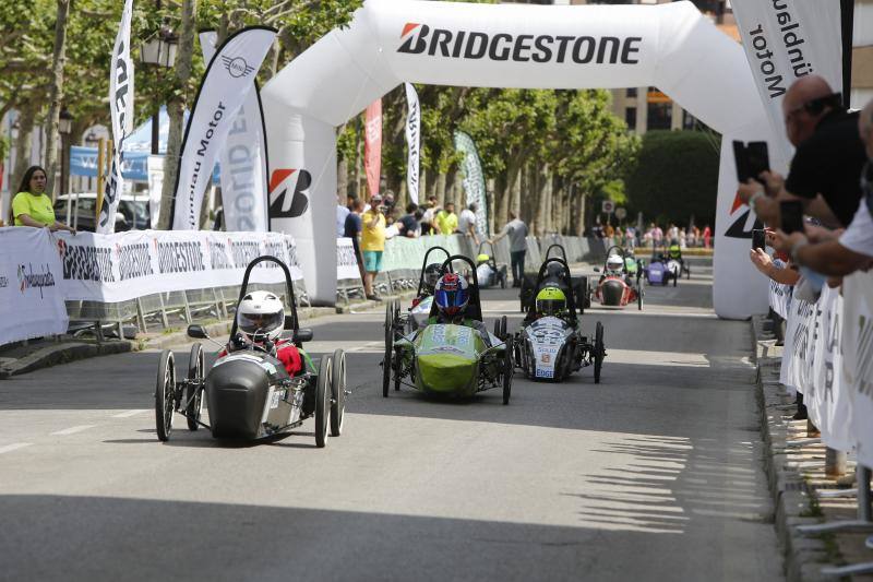 Este domingo, la Avenida de España de Torrelavega ha acogido el circuito 'Greenpower Iberia-Bridgestone', una prueba en la que participan 11 equipos de estudiantes procedentes de Cantabria, País Vasco, Galicia y Asturias, y en la que se compite con coches eléctricos y ecológicos construidos por ellos mismos.