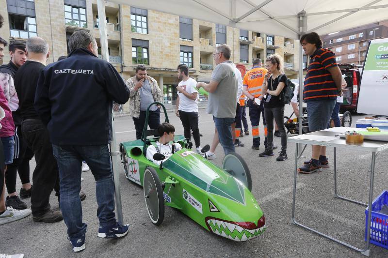 Este domingo, la Avenida de España de Torrelavega ha acogido el circuito 'Greenpower Iberia-Bridgestone', una prueba en la que participan 11 equipos de estudiantes procedentes de Cantabria, País Vasco, Galicia y Asturias, y en la que se compite con coches eléctricos y ecológicos construidos por ellos mismos.