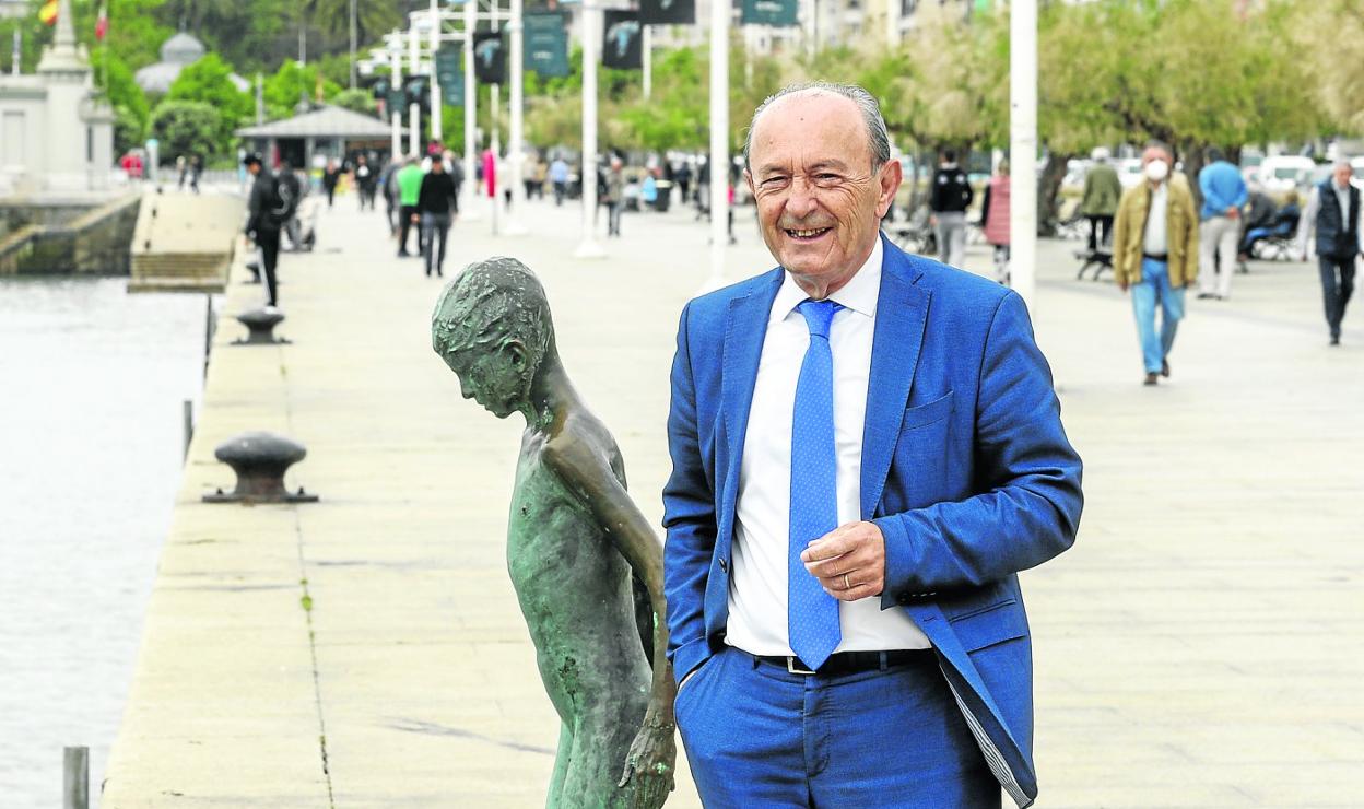 El político regionalista, el pasado jueves, frente al monumento de Los Raqueros, en el muelle de Santander.