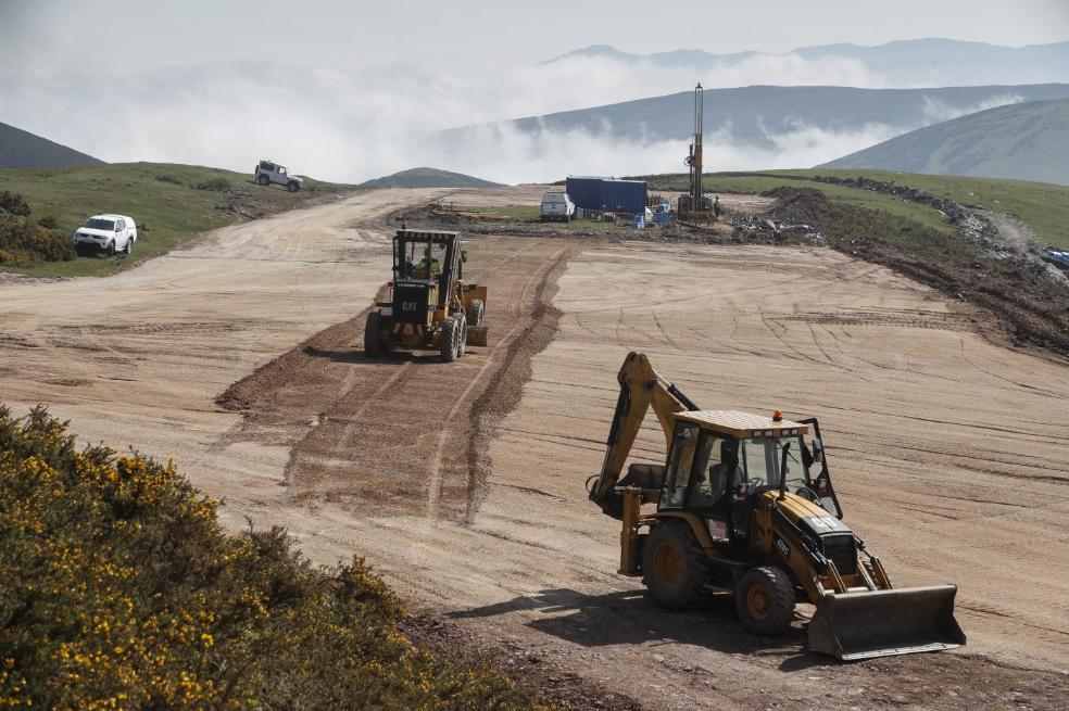 La braña bajo el embalse de Mediajo es acondicionada para acoger la zona de meta. 