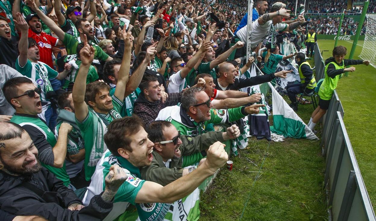 El racinguismo celebra hoy el éxito de la temporada con una despedida alegre por fin. 