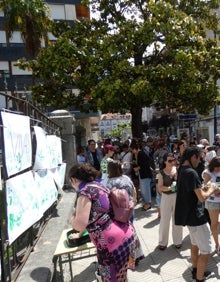 Imagen secundaria 2 - Cientos de personas secundan en Laredo el llamamiento en apoyo de Ana María contra la violencia machista