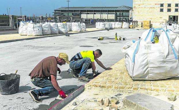 Los operarios trabajaban ayer sobre las losas y la futura lámina de agua. 