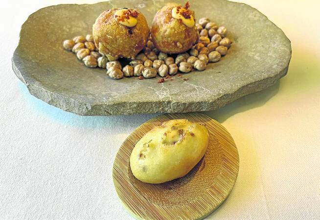 Buñuelo de compango y croqueta campeona del mundo 2017. 