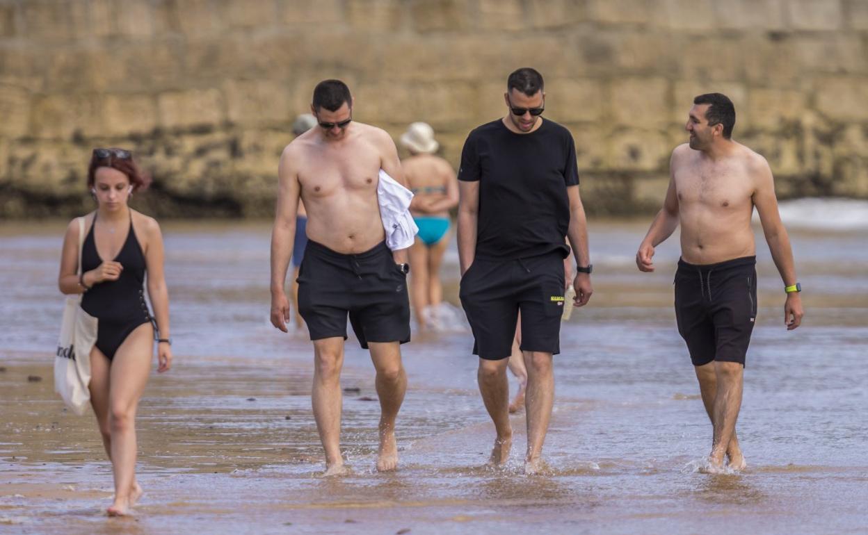 Los santanderinos aprovecharon el buen tiempo para visitar las playas de la ciudad. En la imagen, paseantes en la Segunda del Sardinero. 