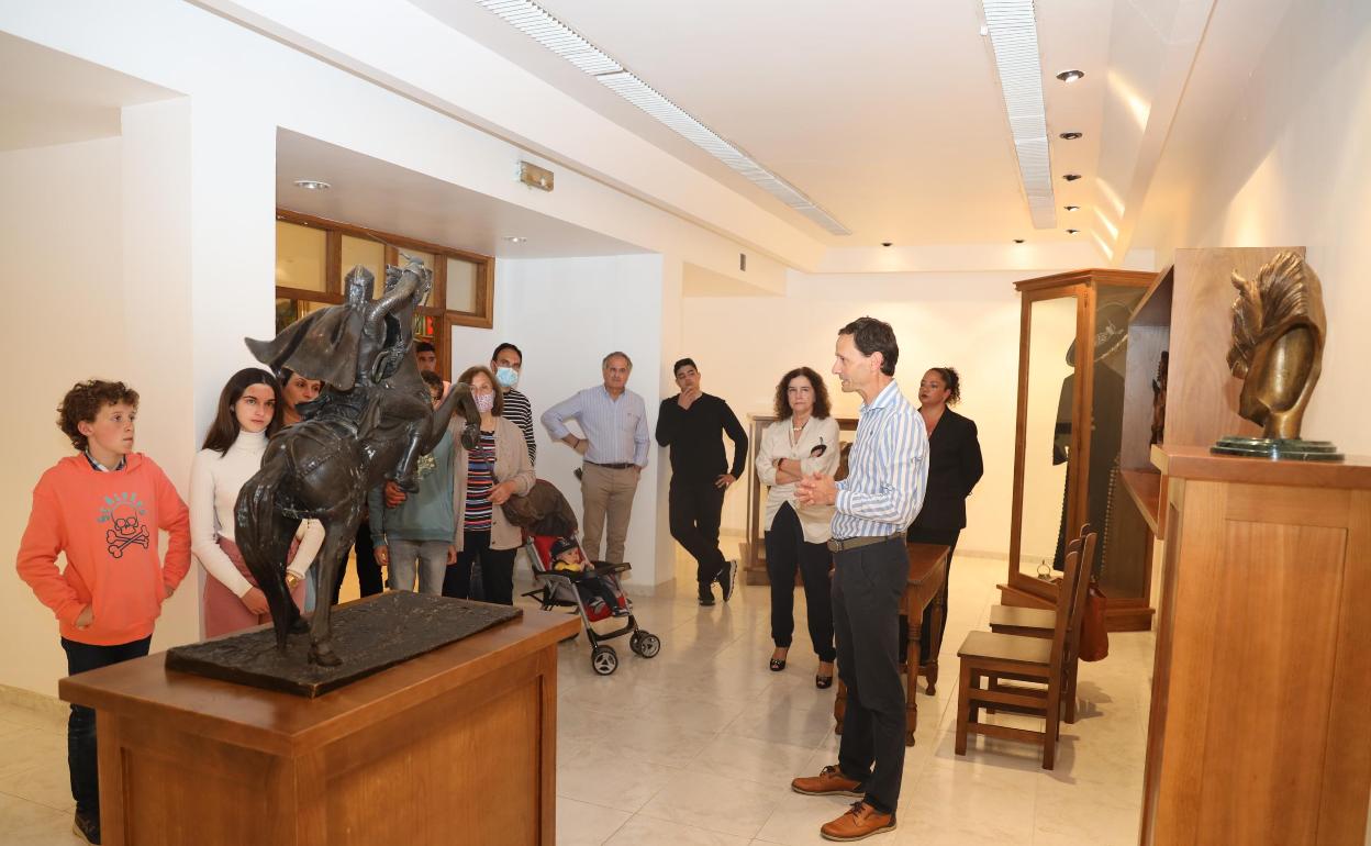 Sergio Martínez explicó las piezas que componen la sala ecuestre de la Casa de Cultura, de Potes. 