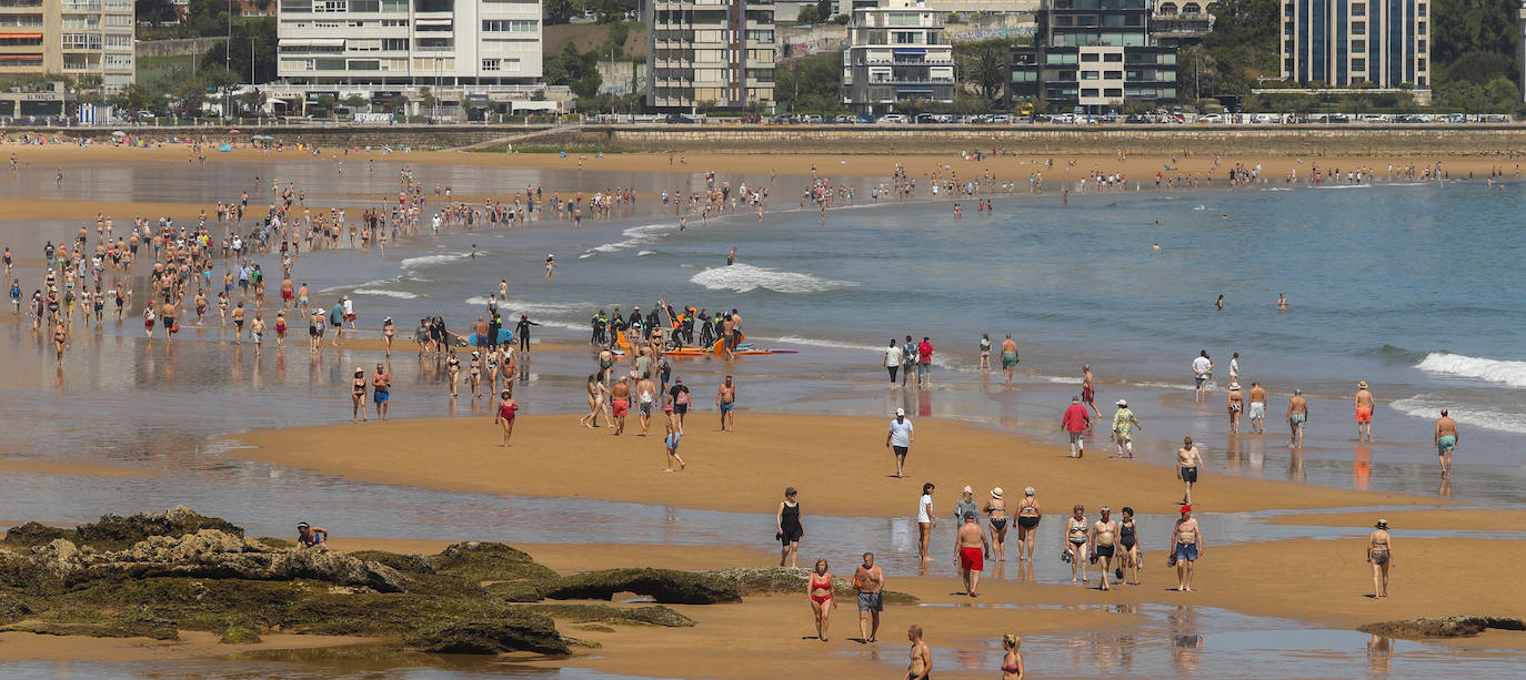 Fotos: El buen tiempo llena las playas