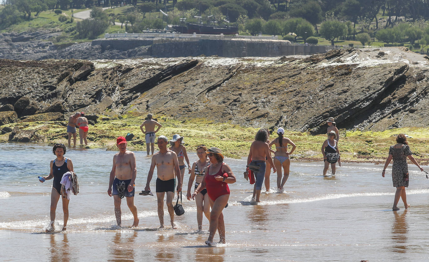 Fotos: El buen tiempo llena las playas