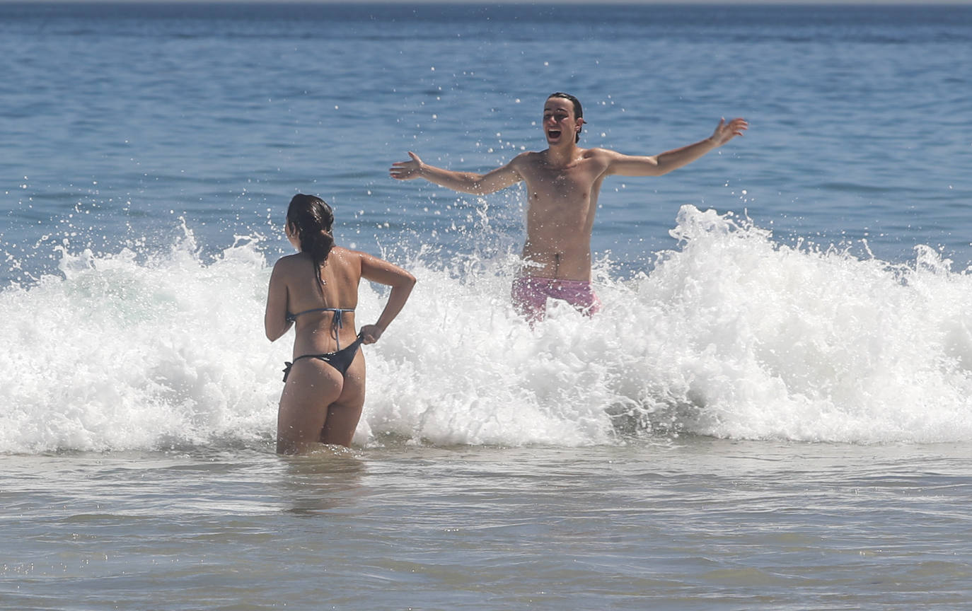 Fotos: El buen tiempo llena las playas