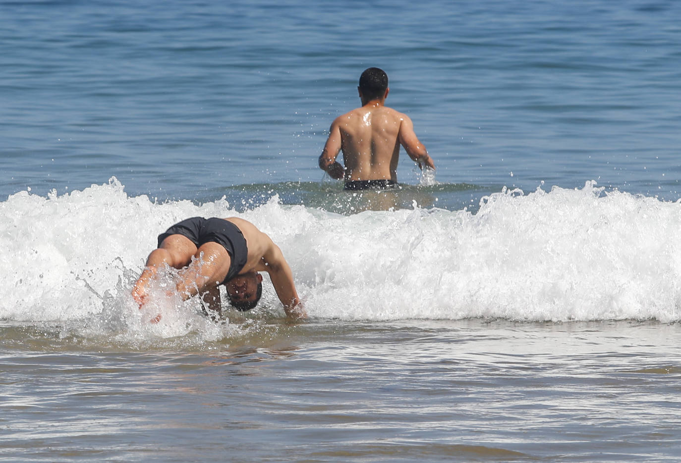 Fotos: El buen tiempo llena las playas