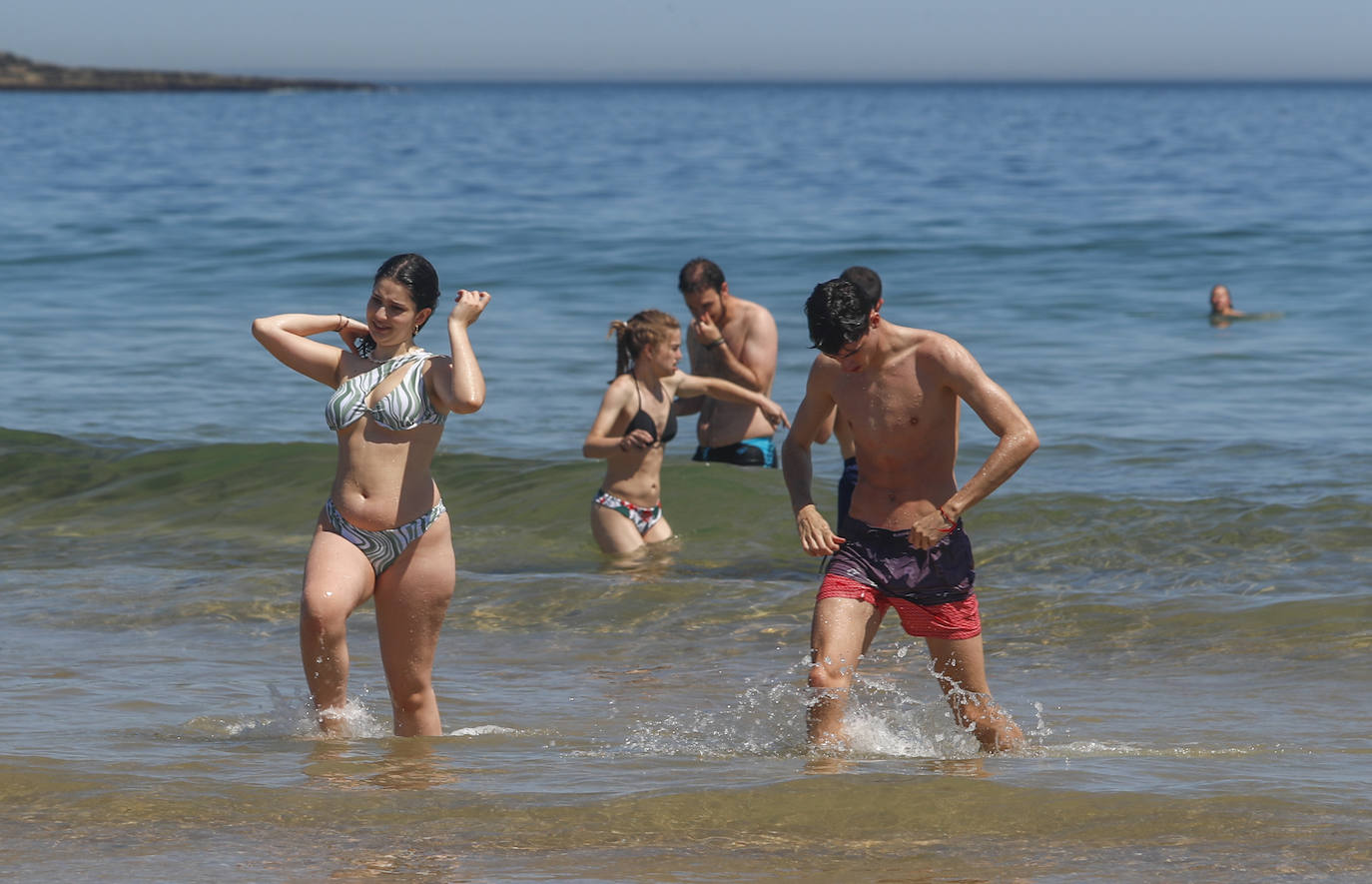 Fotos: El buen tiempo llena las playas