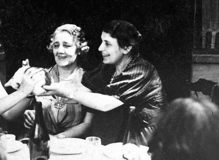 Retrato de Melanie Klein y Anna Freud.