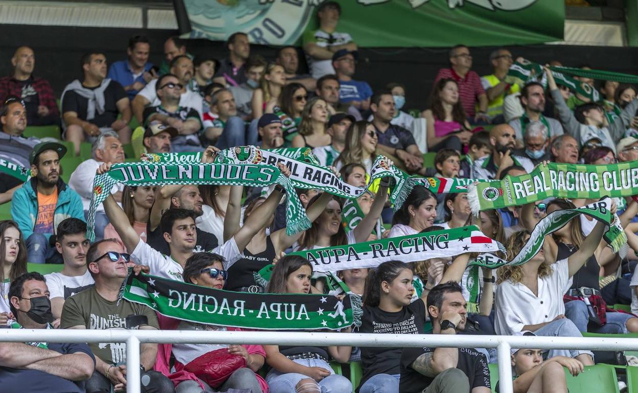 Aficionados del Racing en el último partido en El Sardinero. 