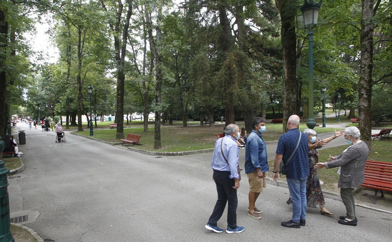 Vecinos pasean por el parque Manuel Barquín, en Torrelavega.