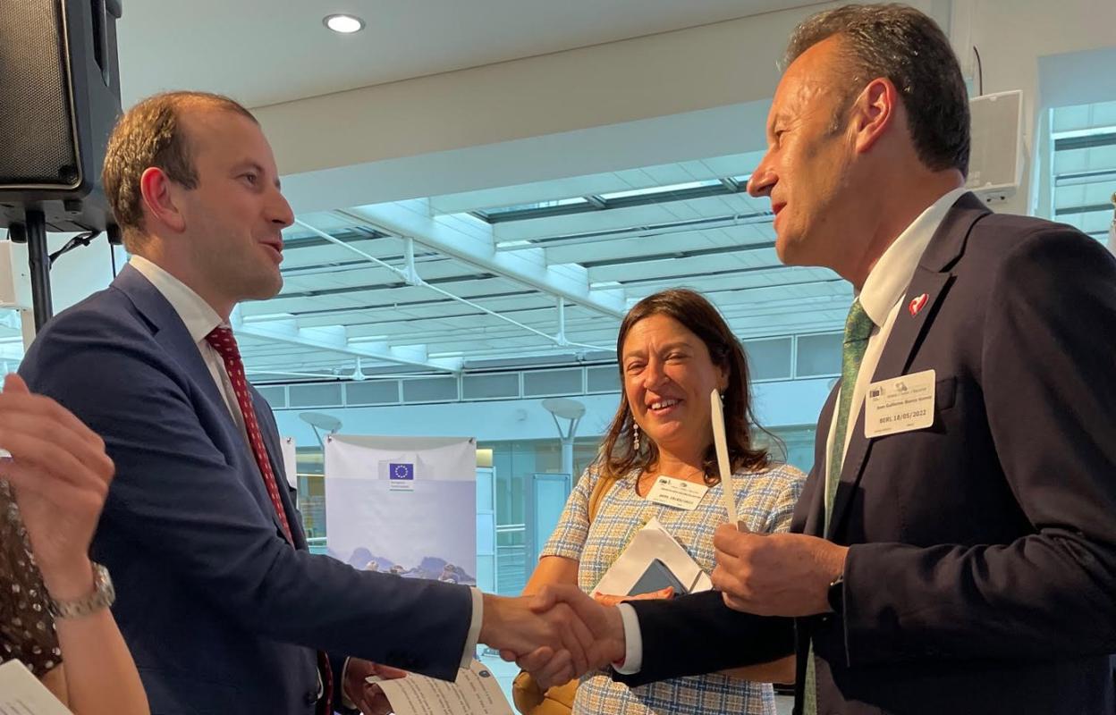 Guillermo Blanco (derecha), con el responsable europeo de Medio Ambiente, Virginijus Sinkevicius. 