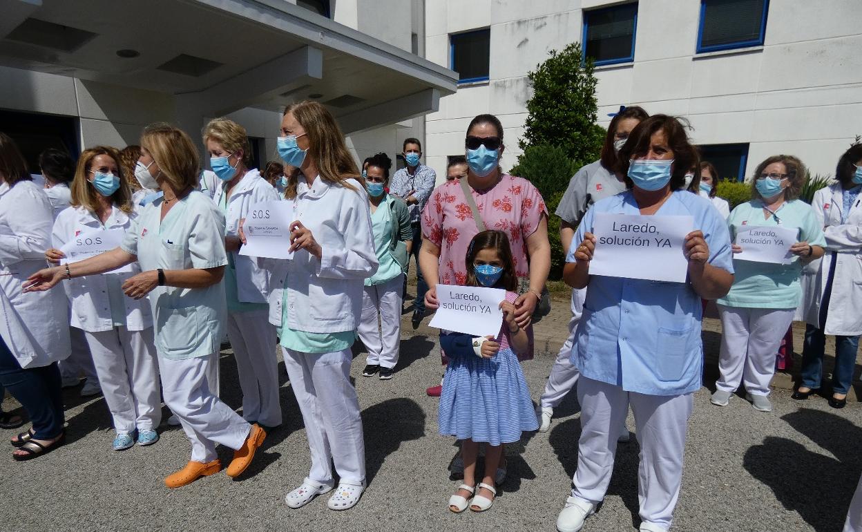 Por tercer jueves consecutivo la plantilla del Hospital Comarcal de Laredo ha salido a reclamar soluciones a la falta de personal 