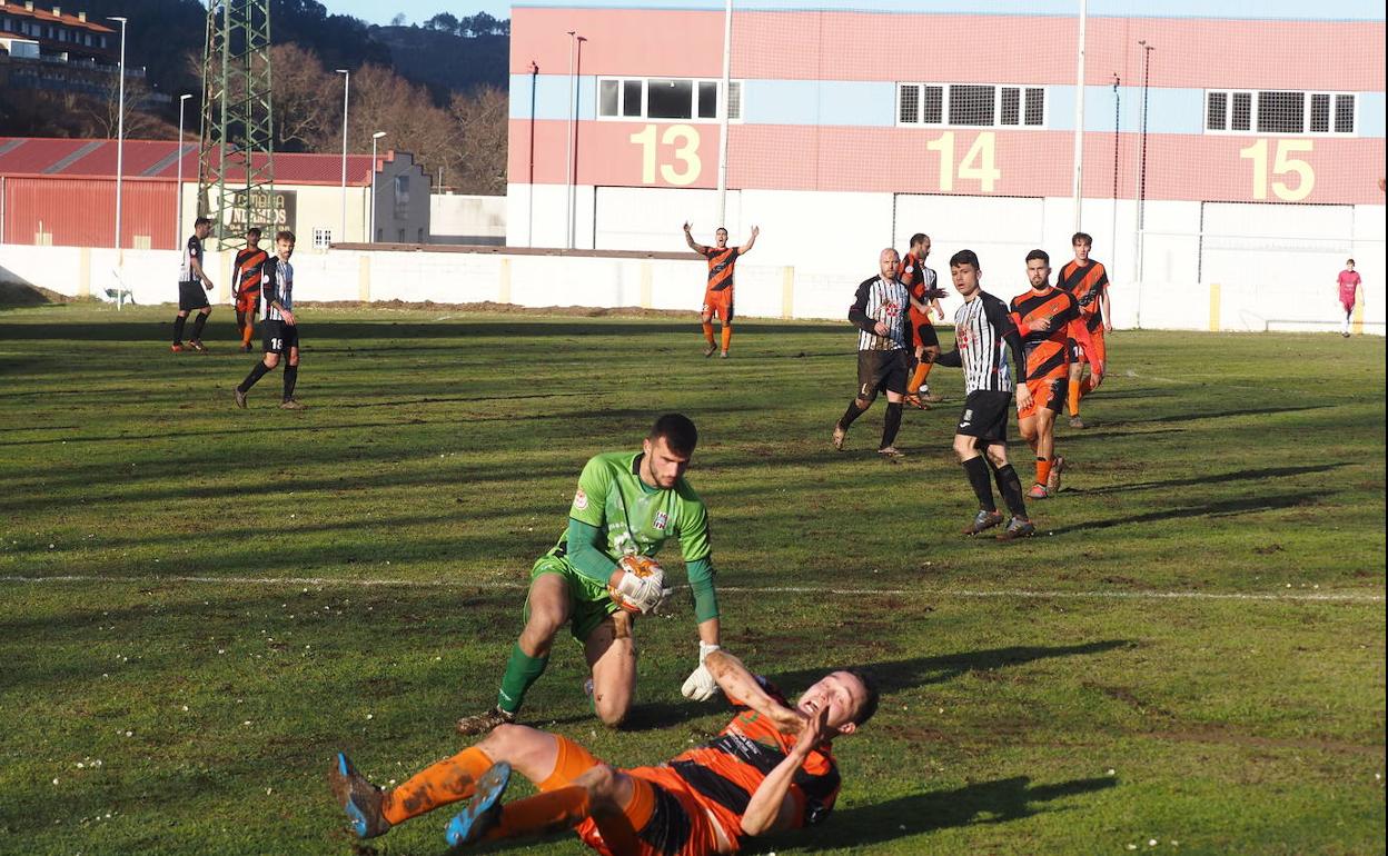 Partido de fútbol disputado este año en el campo de Vallegón 