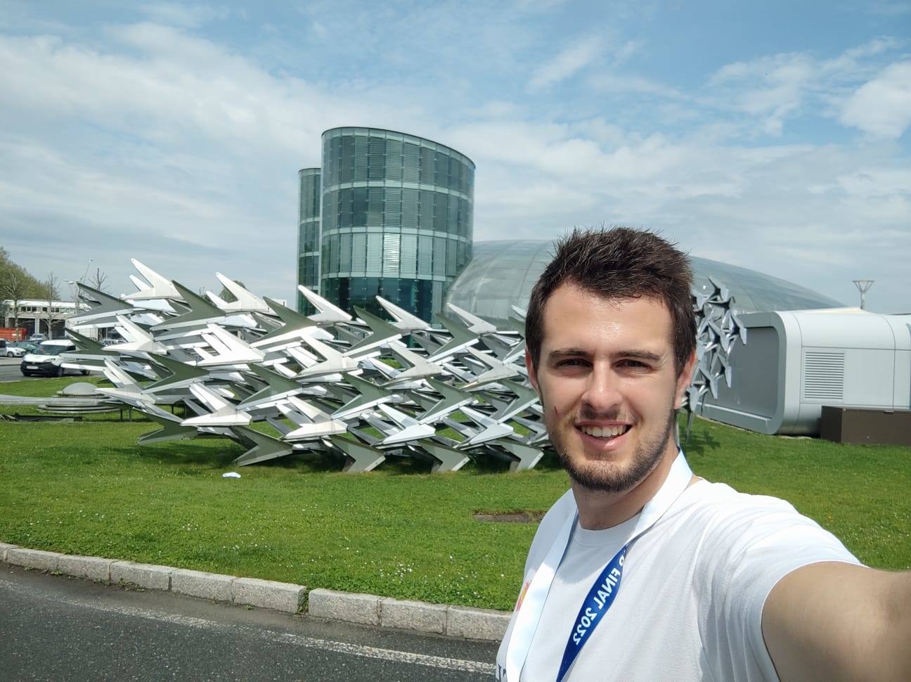 El cántabro y al fondo el Hangar 7 de Salzburgo, en Austria, donde se celebró la final.