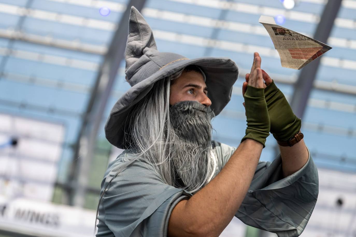 Javier Gutiérrez, vestido de Gandalf del Señor de los Anillos, tras su actuación en la final de la categoría de acrobacia de la Red Bull Paper Wings.