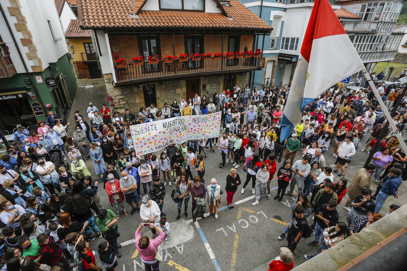 Fotos: Concentración en apoyo al joven agredido en Puente San Miguel