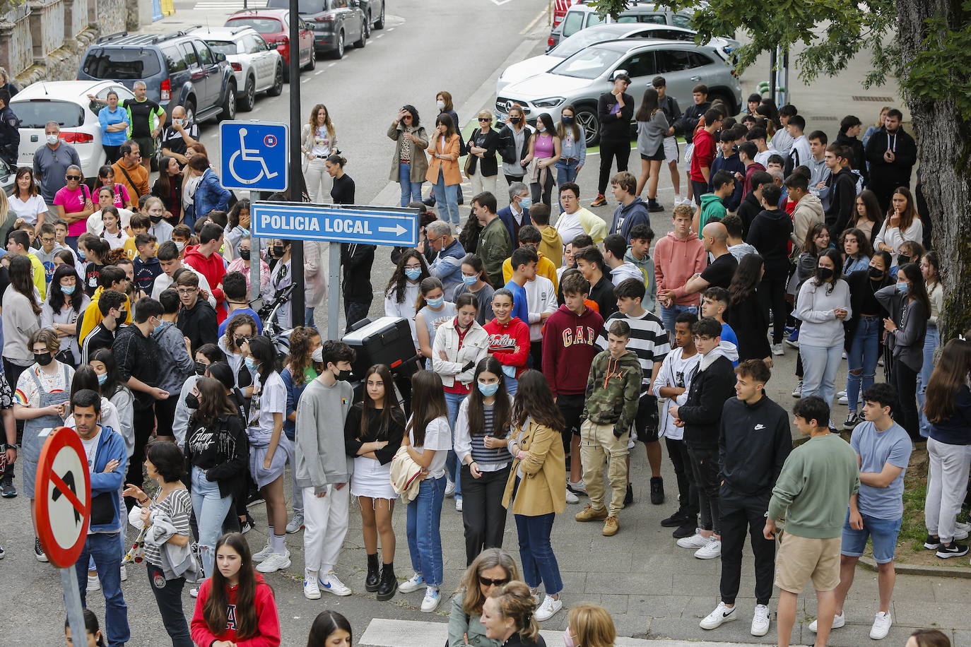 Fotos: Concentración en apoyo al joven agredido en Puente San Miguel