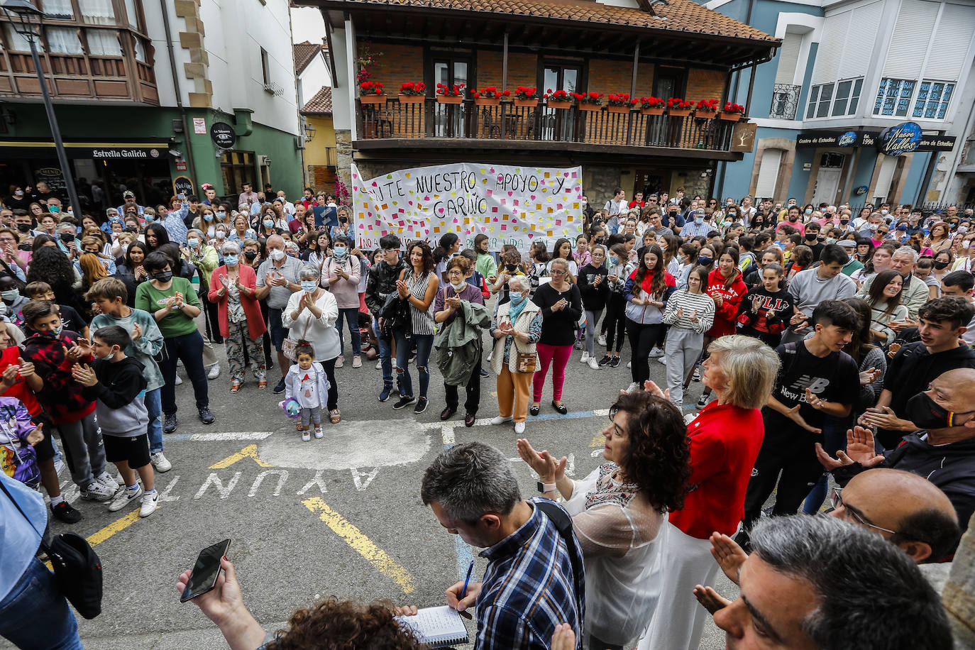 Fotos: Concentración en apoyo al joven agredido en Puente San Miguel