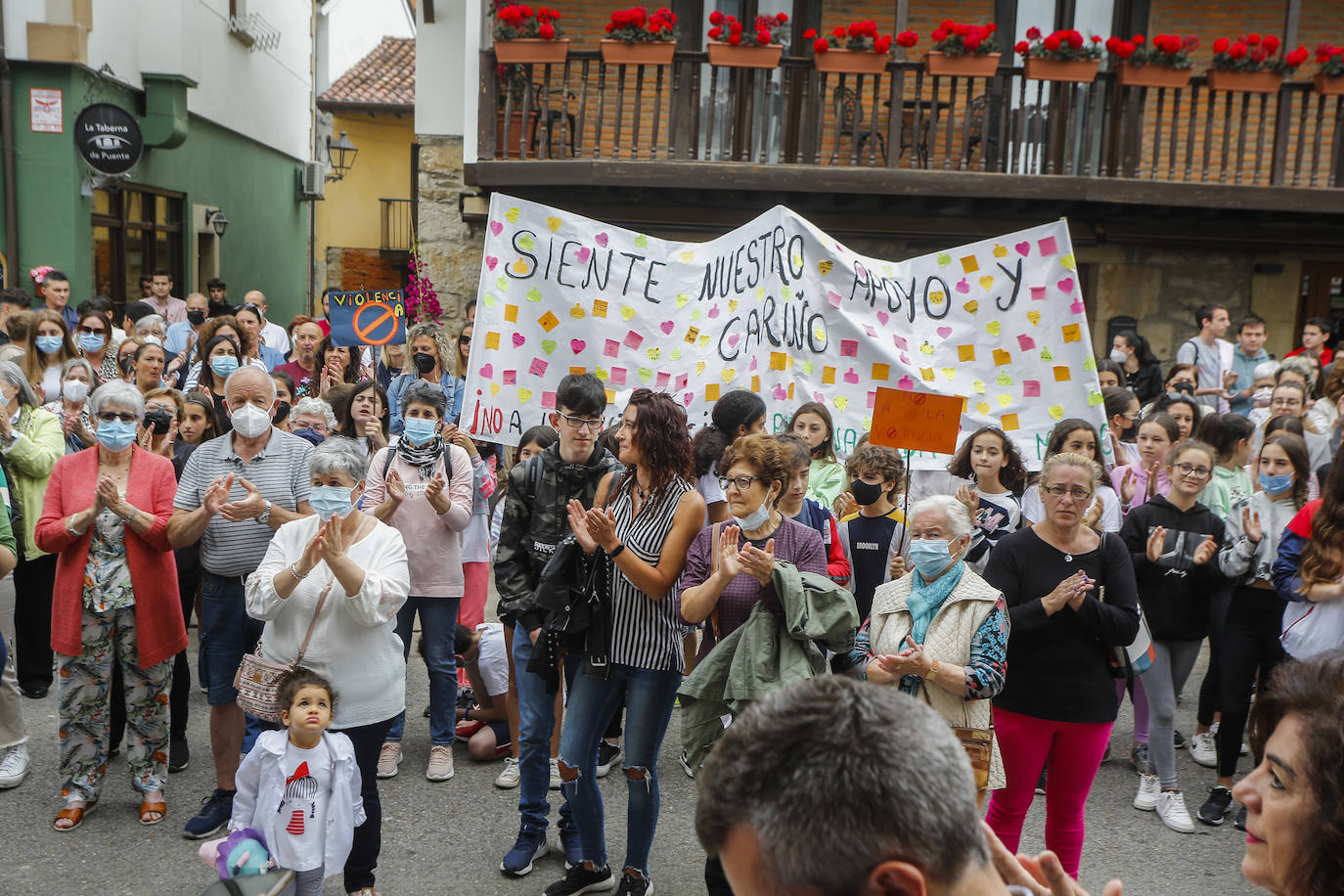 Fotos: Concentración en apoyo al joven agredido en Puente San Miguel