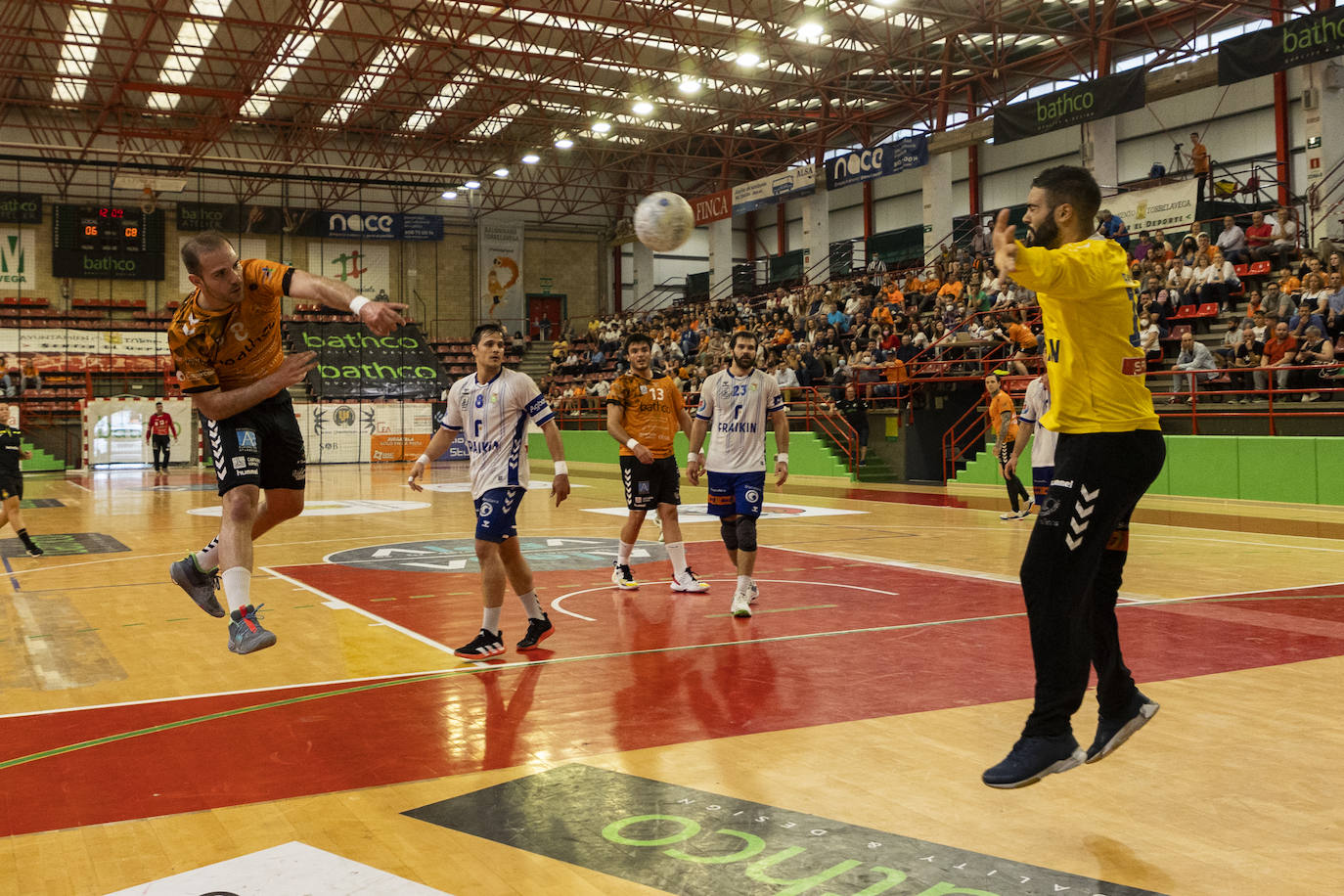 Fotos: La derrota ante Granollers no empaña la fiesta al Bathco