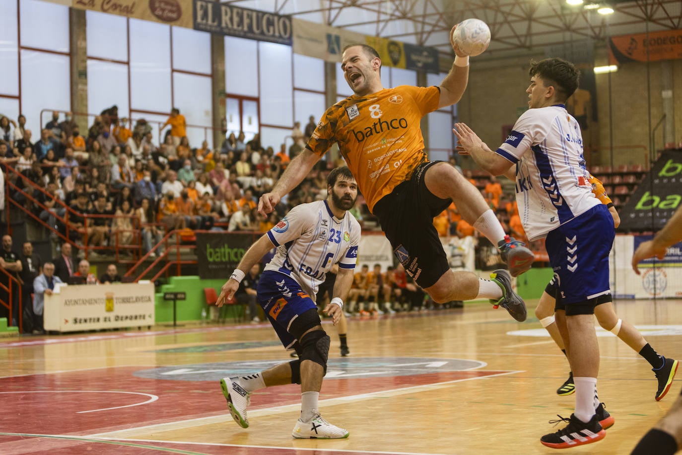 Fotos: La derrota ante Granollers no empaña la fiesta al Bathco