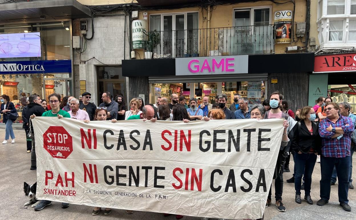 Representantes de la Plataforma de Afectados por la Hipoteca se concentraron ayer en la calle Burgos. 