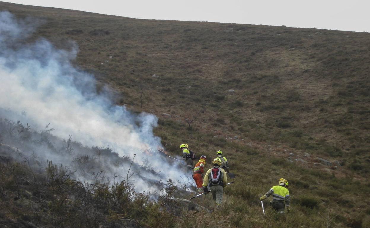 Imagen de archivo de un incendio forestal en Valdáliga. 