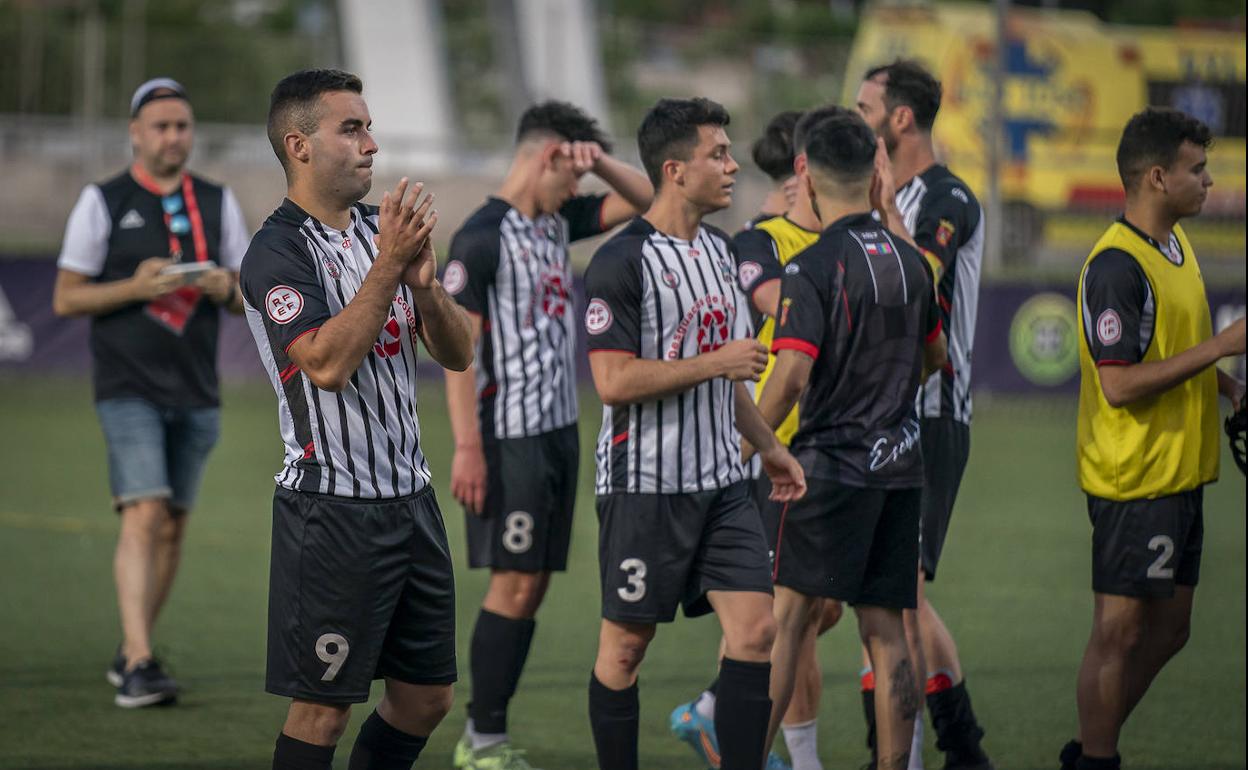 Valentín, Manu Lavín y Fermín Sánchez, del Escobedo, al término del choque en Las Rozas. 