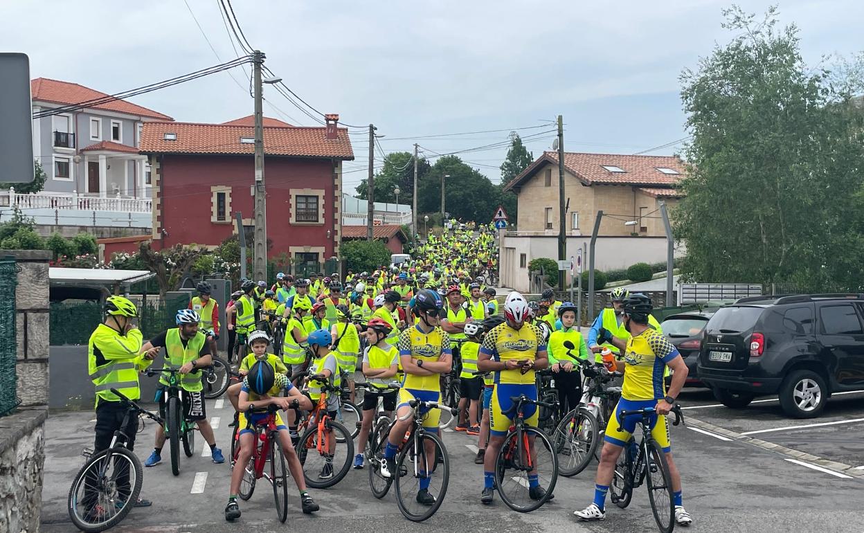 Centenares de personas recorrieron las calles de Santa Cruz de Bezana con motivo de la celebración del Día de la Bicicleta. 