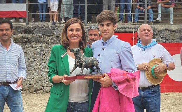 Salvador Herrero, con su trofeo de Rasines, junto a la consejera de Presidencia, Paula Fernández 