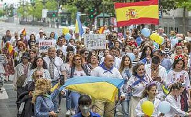 Emotiva marcha con canciones en Santander para pedir ayuda para Ucrania