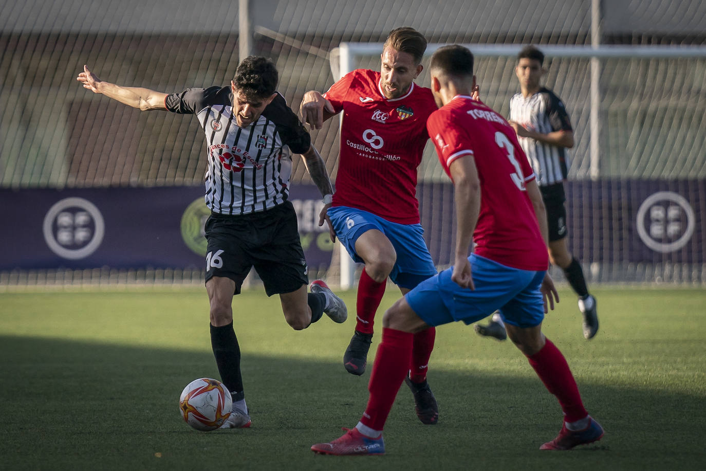 Fotos: El Escobedo dice adiós al sueño del ascenso a Segunda RFEF