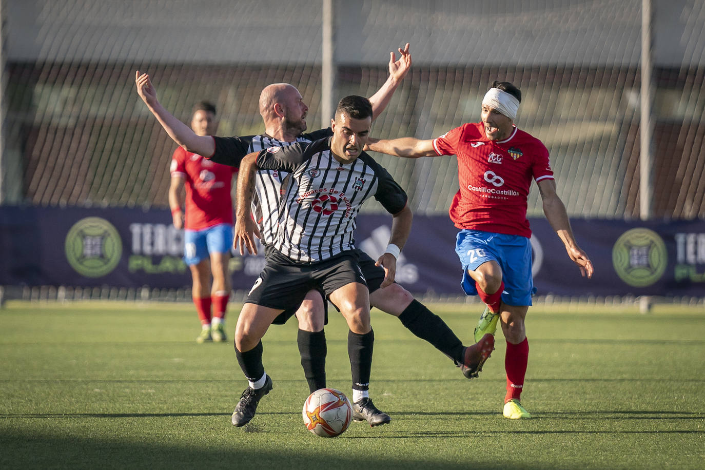 Fotos: El Escobedo dice adiós al sueño del ascenso a Segunda RFEF