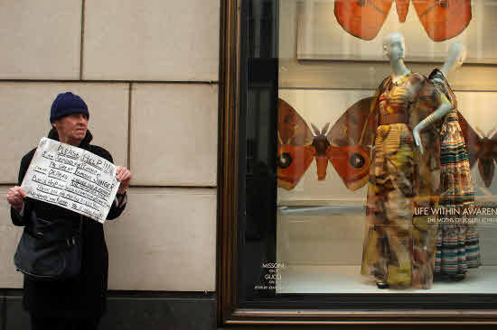 Un pobre pide limosna en la Quinta Avenida de Nueva York. 