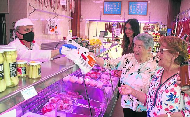 La monitora acompaña a las mujeres en los recados por las tiendas locales. 